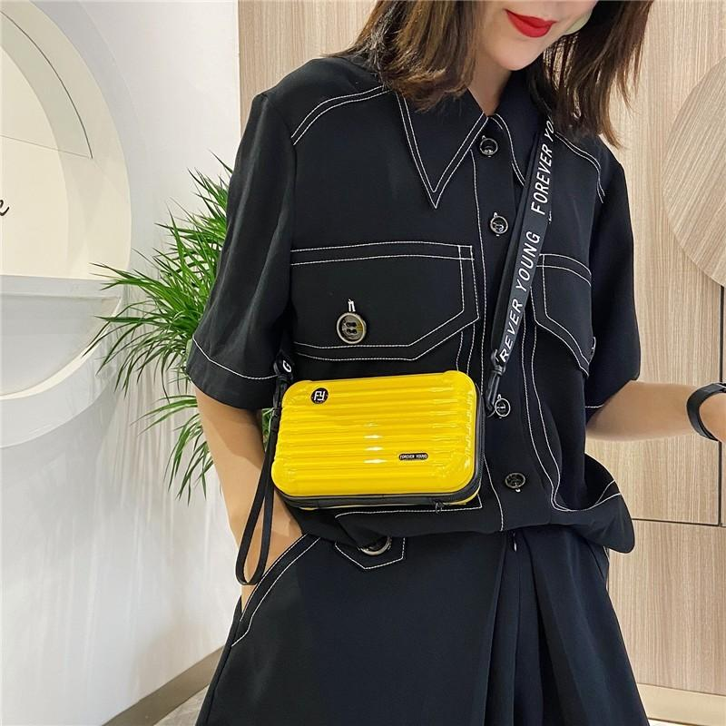 迷你個性行李箱包包 多色可選,時尚有個性,超大容量設計 肩帶可隨意調節 美觀又實用 來一場說走就走的旅行 迷你個性行李箱包包 多色可選,時尚有個性,超大容量設計 肩帶可隨意調節 美觀又實用 來一場說走就走的旅行