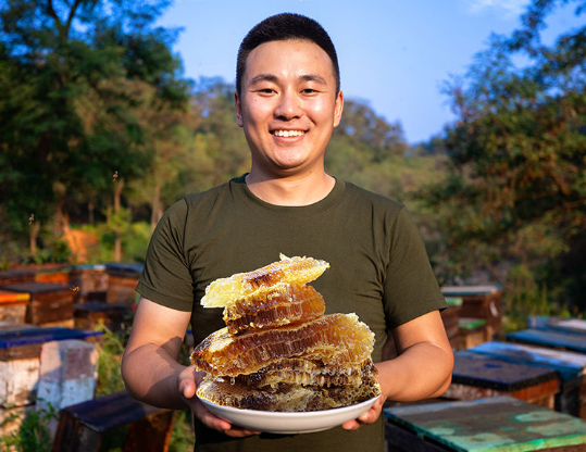 限時搶購：#買一送一【因為自家做的是100%土蜂蜜，不摻假，所以做不了大規模生產，每月網路出售土蜂蜜限定800瓶 木桶蜂巢蜜限定600盒 （免運費）】台灣在地高山野生土蜂蜜 0添加 0污染 0加工 古法木桶養殖 100%天然蜂蜜 濃度更高 更健康 吃出自然味道