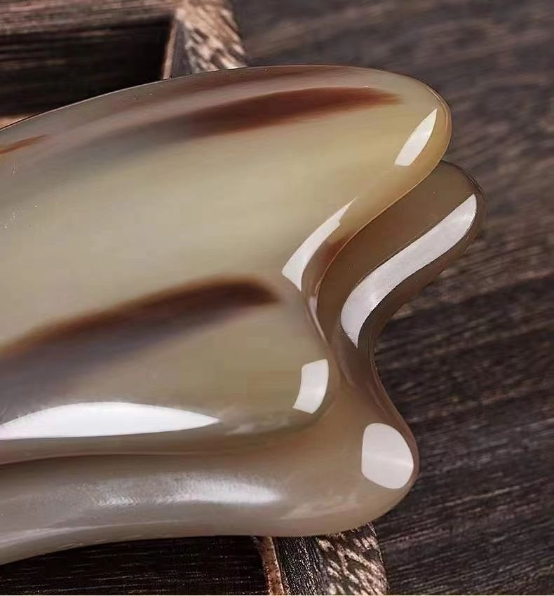 一次臉部刮痧等於10次美容‼ 刮對臉減齡有氣質，拒絕鬆弛垮臉 天然牛角刮痧板（贈送5瓶植物精油）堅持一周兩次逆齡容顏，皮膚彈嫩有光澤