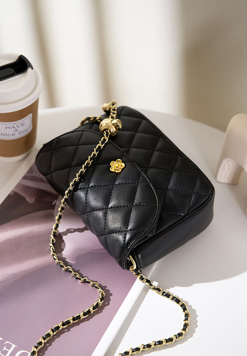 優雅時尚‧經典菱格繡線高級牛皮精緻質感金色花朵配飾小香風鏈條金球單肩小方包